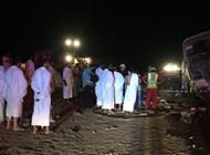 إصابة 58 معتمراً إثر انقلاب حافلة على طريق سريع بالسعودية