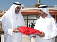 ولي عهد دبي يتسلم علم الإمارات من ولي عهد الشارقة