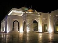 قصة جامع| بالصور:"آمنة الغرير" مسجد القبة الذهبية بمئذنة منقوشة بأسماء الله الحسنى