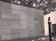 ما هي القطعة الفنية التي صممت خصيصاً لمتحف اللوفر أبوظبي؟