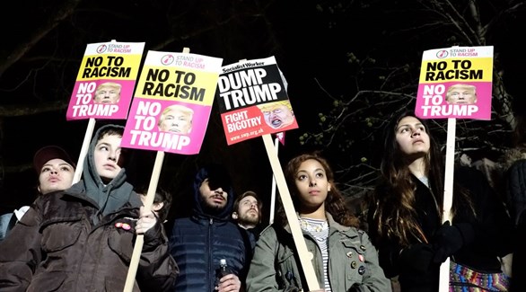 متظاهرون يرفعون لافتات ضد ترامب أمام السفارة الأمريكية في لندن  2017/1/20 