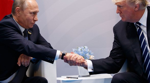  ترامب يصافح بوتين خلال قمة مجموعة العشرين في هامبور 2017/7/7غ.