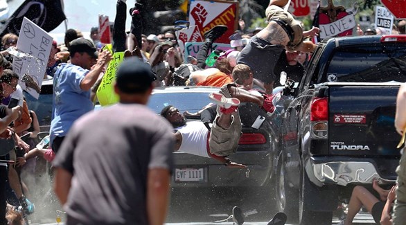 هجوم رجل من النازيون الجدد بسيارة على متظاهرين في شارلوتسفيل بولاية فيرجينيا 2017/8/12  