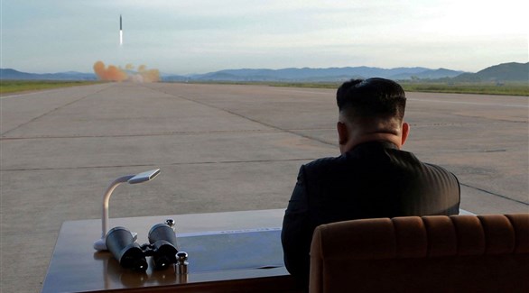 زعيم كوريا الشمالية كيم جونغ يون يشاهد تجربة إطلاق صاروخ في هواسونغ 2017/9/16