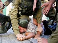 صور لجنود إسرائيليين يعتدون بوحشية على مدني فلسطيني 