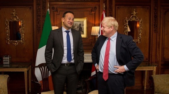 رئيس الوزراء البريطاني بوريس جونس ونظيره الأيرلندي ليو فارادكار (أ ف ب)