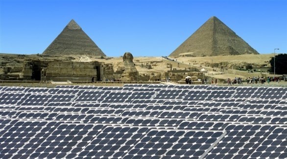 ألواح لتوليد الطاقة الشمسية بالقرب من الأهرامات المصرية (أرشيف) 
