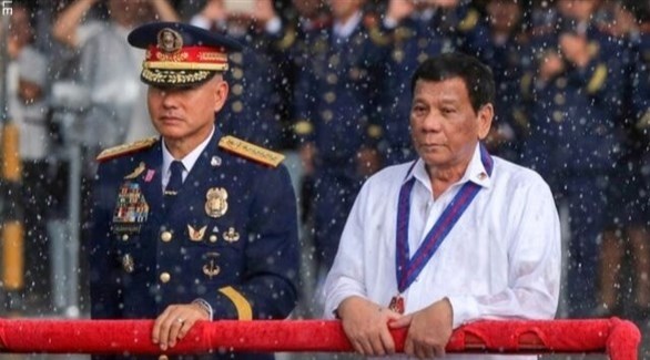 قائد الشرطة الفلبينية المستقيل مع الرئيس رودريغو دوتيرتي (أرشيف)