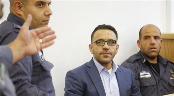 محافظ القدس عدنان غيث بين شرطيين إسرائيليين (تويتر)