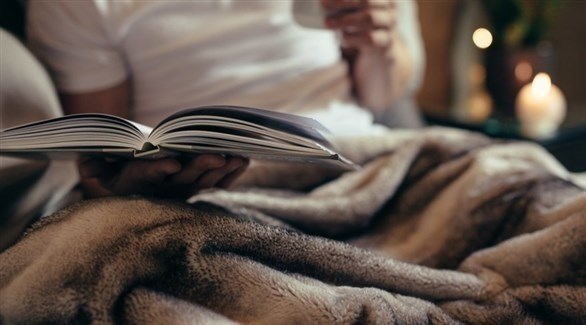 القراءة قبل النوم تبعد الأرق (تعبيرية)