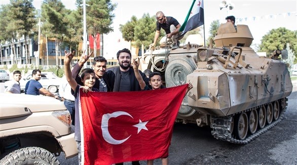 آليات عسكرية وبدا العلم التركي محمولاً على الحدود الجنوبية للبلاد (اي بي ايه)