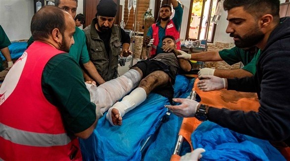 مصاب يتلقى العناية بعد استهدافه من القوات التركية في سوريا (أ ف ب)
