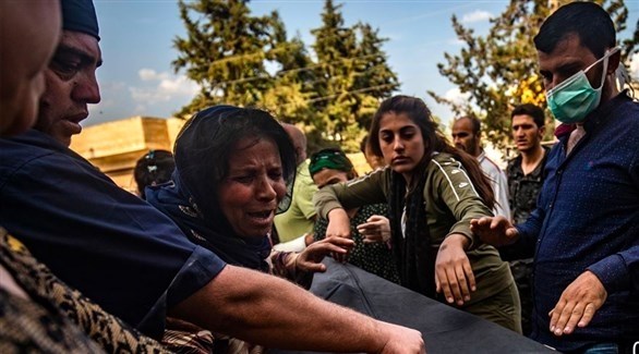 أهالي ضحايا المجزرة التركية يودعون قتلاهم أمام مستشفى رأس العين السورية (تويتر) 