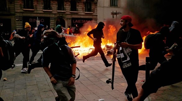 متظاهرون مؤيديون للانفصال في برشلونة يواجهون الشرطة (الباييس)