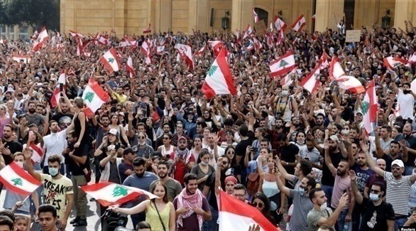 متظاهرون لبنانيون لليوم الثاني على التوالي في بيروت (رويترز)