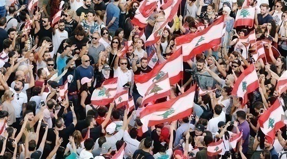 لبنانيون يتظاهرون في بيروت احتجاجاً على تدهور الوضع الاقتصادي والفساد (رويترز)