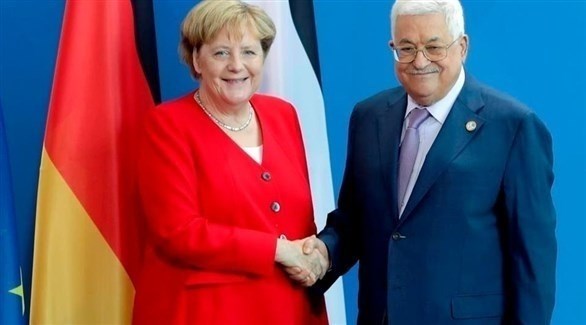 الرئيس الفلسطيني محمود عباس والمستشارة الألمانية أنجيلا ميركل (أرشيف)