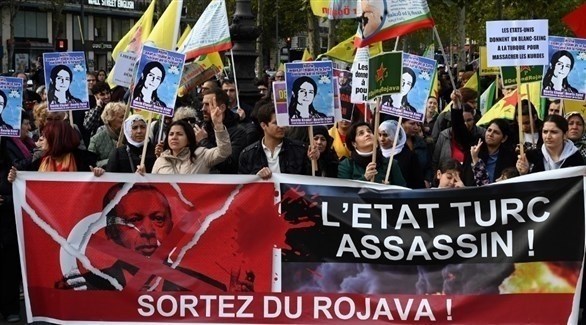 أكراد يتظاهرون في باريس احتجاجاً على العملية التركية في شمال سوريا (أ ف ب)