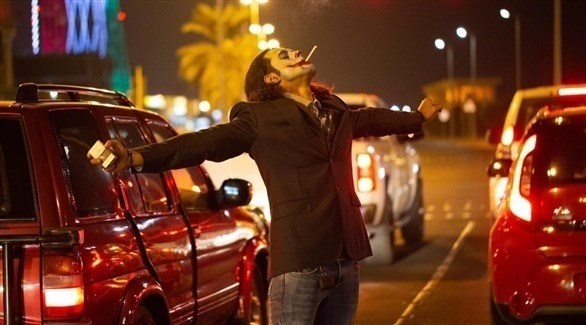 شاب كويتي يتجول في شوارع العاصمة بالكويت بين السيارات متنكراً بشخصية "الجوكر" (تويتر)