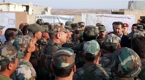الرئيس السوري بشار الأسد مع عناصر من الجيش في إدلب (وكالة الأنباء السورية)