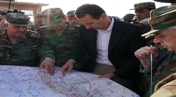 الرئيس السوري بشار الأسد مع ضباط من جيشه في الهبيط بريف إدلب (سانا) 
