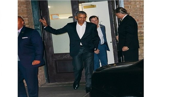 الرئيس السابق باراك أوباما لحظة دخوله المطعم (ديلي ميل)