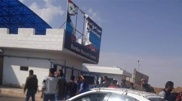تمزيق صورة الأسد عند معبر نصيب السوري الأردني (تويتر)
