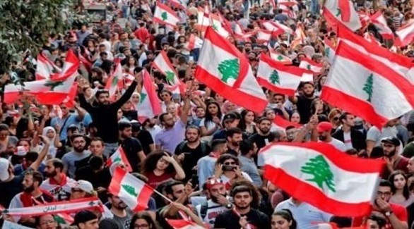 لبنانيون يتظاهرون احتجاجاً على الأوضاع الاقتصادية.(أف ب)