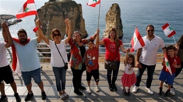 لبنانيون يشاركون في السلسلة البشرية أمام صخرة الروشة في بيروت.(أف ب)