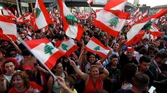 لبنانيون يحتجون في الشارع.(أرشيف)