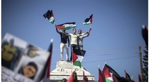 شباب يرفعون أعلام فلسطين في الضفة الغربية.(أرشيف)