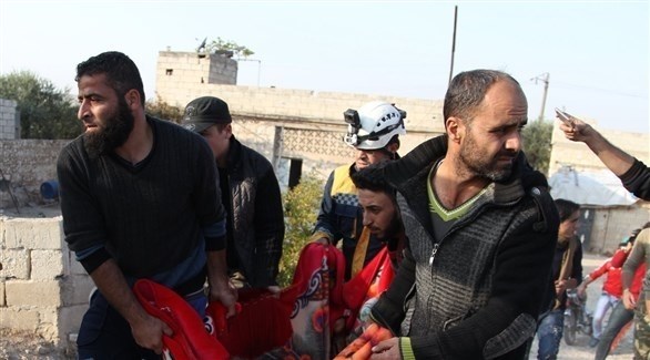 مسعفون يحملون أحد ضحايا القصف الجوي الروسي على  بلدة كفرومة في ريف إدلب الجنوبي (تويتر)