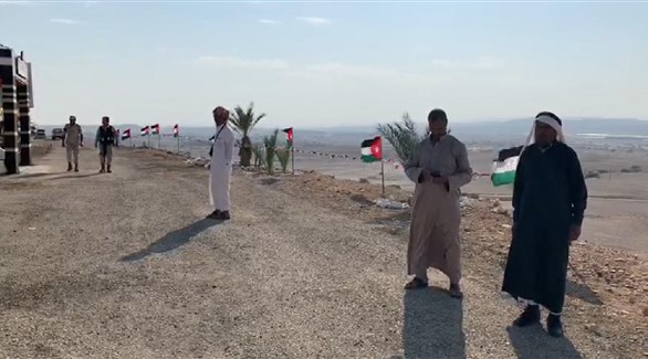 الجيش العربي برفع العلم الأردني في منطقة الباقورة المساعادة من إسرائيل (أرشيف)
