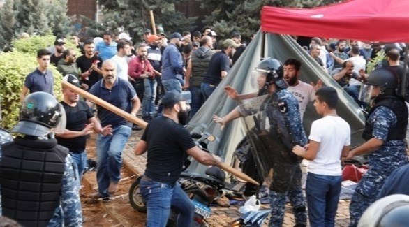 أنصار لحزب الله يدمرون خيم المعتصمين في بيروت.(أرشيف)