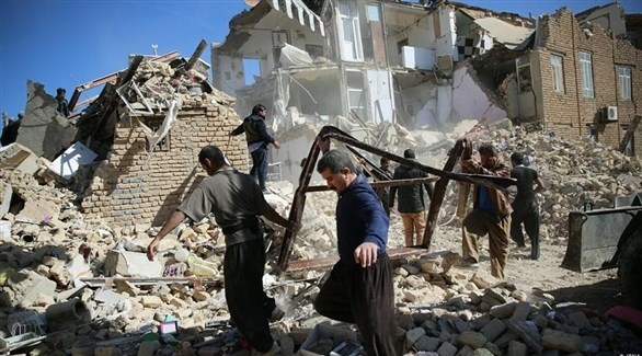 إيرانيون بعد الزلزال في أذربيجان الشرقية (أرشيف)