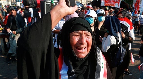 عراقية تتظاهر في النجف.(أف ب)
