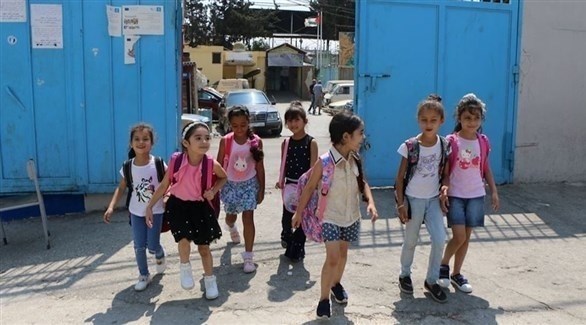 تلميذات فلسطينيات أمام مدرسة لوكالة أونروا (أرشيف)
