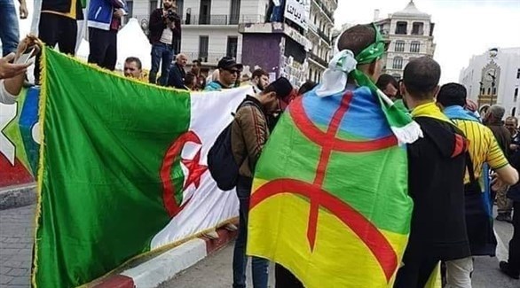 متظاهرون يحملون العلم الجزائري وراية الأمازيغ (أرشيف)
