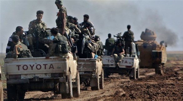 قافلة لمقاتلين تدعمهم تركيا خلف لية عسكرية مردعة في سوريا.(أرشيف)