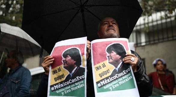 مكسيكي يرحب بالرئيس البوليفي السابق في بلاده (رويترز)