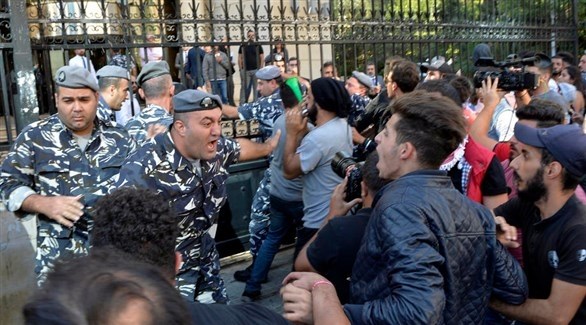 محتجون في مواجهة مع عسكريين لبنانيين في بيروت (إ ب أ)