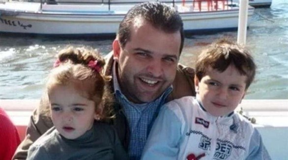 الضحية علاء أبو فخر مع ابنته وابنه (تويتر)
