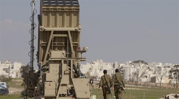 جنديان إسرائيليان إلى جانب بطارية صواريخ مضادة للصواريخ (أرشيف)