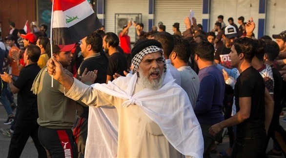 محتج يرفع علم العراق (أرشيف)