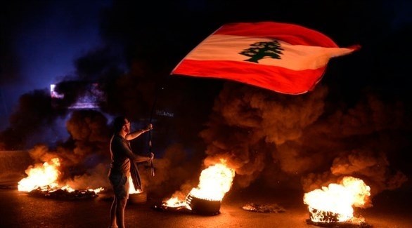 محتجون يشعلون الإطارات المطاطية في بيروت (إ ب أ)