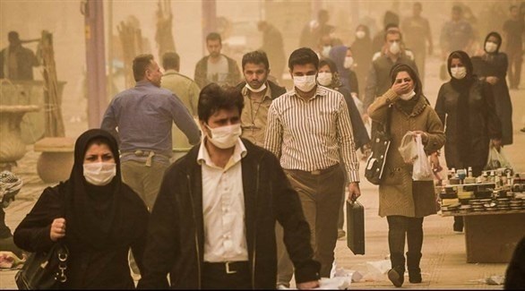 إيرانيون يرتدون كمامات بسبب تلوث الهواء في العاصمة طهران (أرشيف)