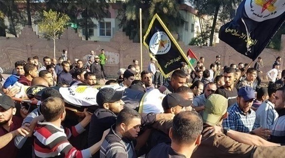 مشيعون يحملون جثمان القيادي في حركة "الجهاد الاسلامي" بهاء أبو العطا خلال تشييعه في مدينة غزة أمس (تويتر)