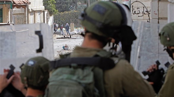 عناصر من الجيش الإسرائيلي تصوب أعينها على متظاهرين عزّل (أ ف ب)