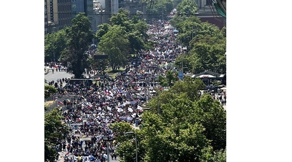 محتجون في تشيلي يتوجهون إلى قصر لامونيدا الرئاسي (أ ف ب)