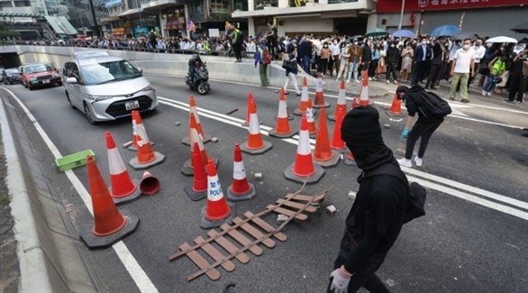 المحتجون يقومون بإغلاق الطرق في هونغ كونغ (تويتر)